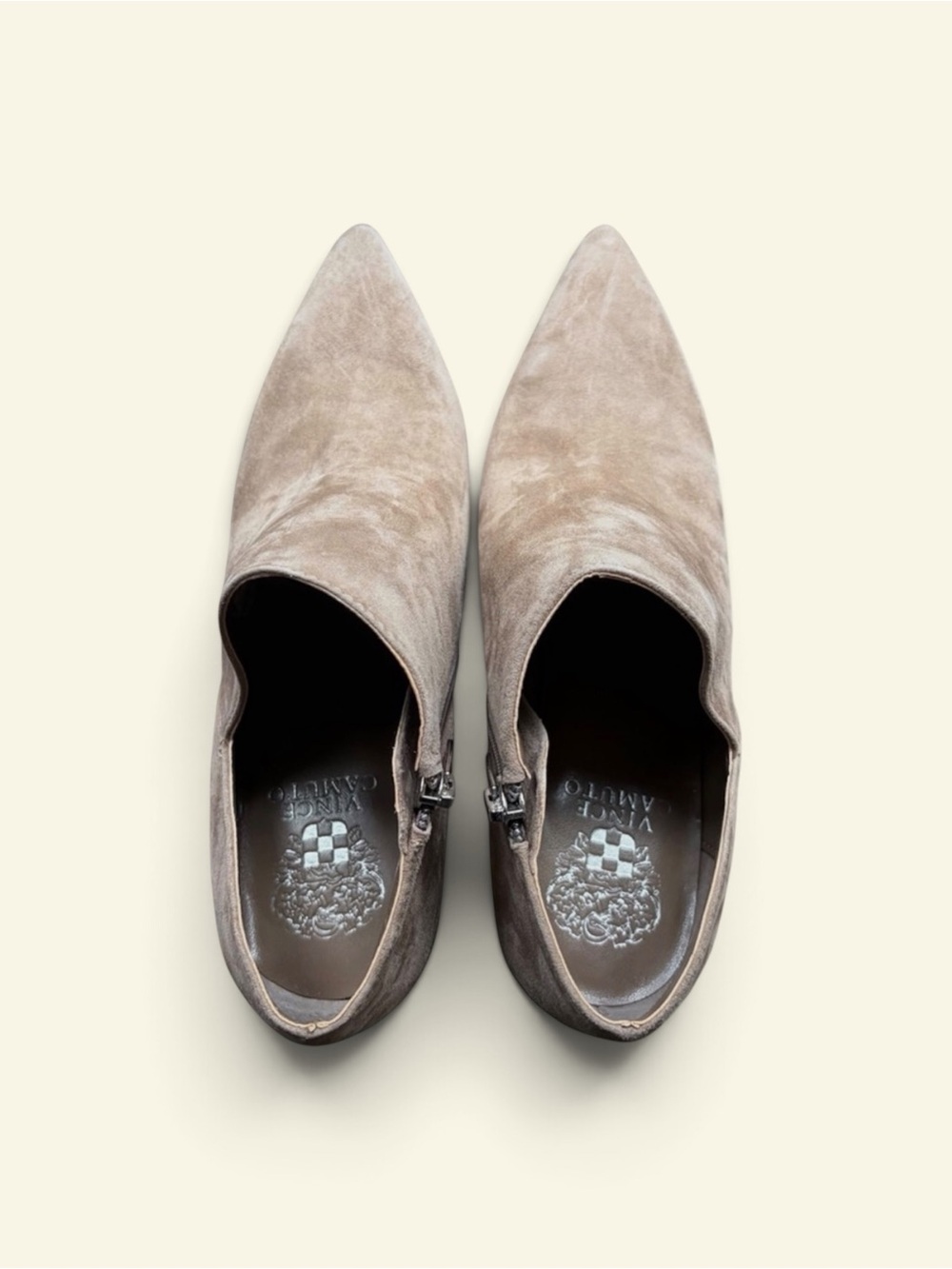 Vince Camuto Selsta Suede Ankle Booties Taupe V-Cut Pointed Toe Heel Size 9 Boho - Picture 5 of 7